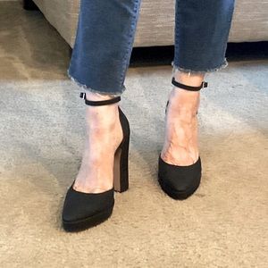 Jessica Simpson Black platform Mary Jane looking high heels